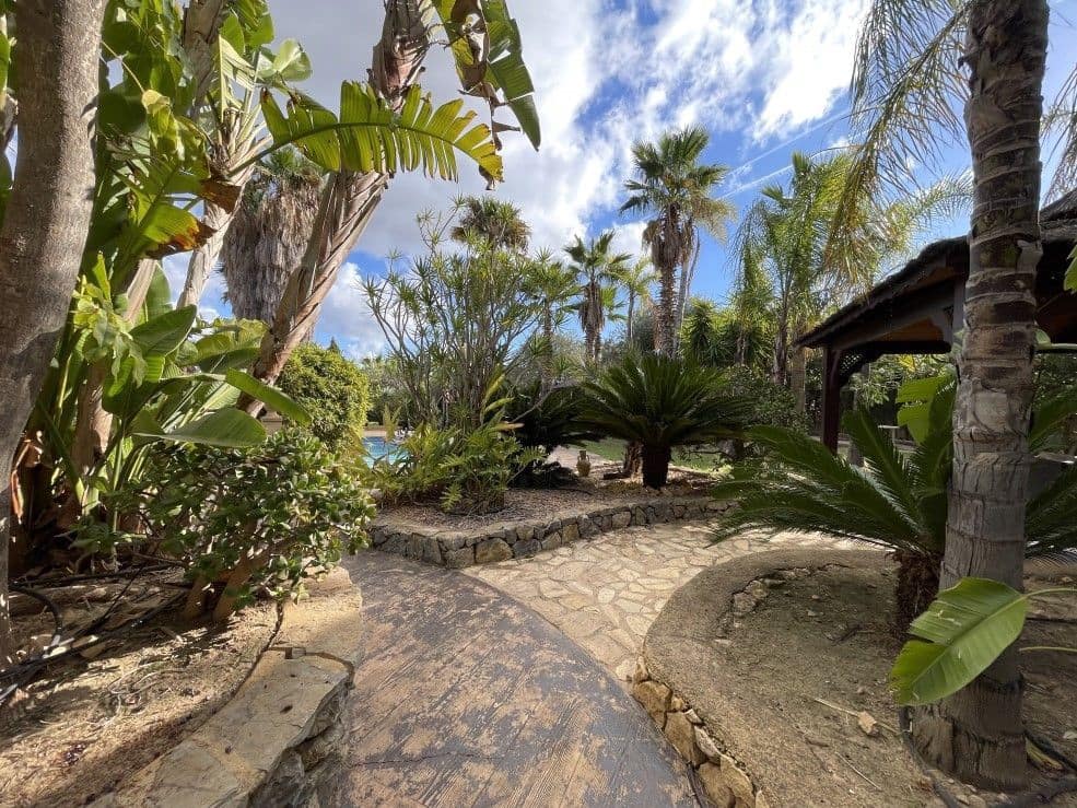 4 soverom Villa til salgs i La Nucia med svømmebasseng garasje - € 1 850 000 (Ref: 9529478)