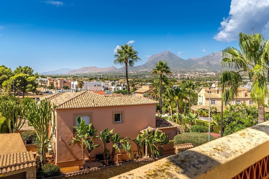 3 soverom Kjedet enebolig til salgs i Albir med svømmebasseng - € 361 500 (Ref: 9787989)