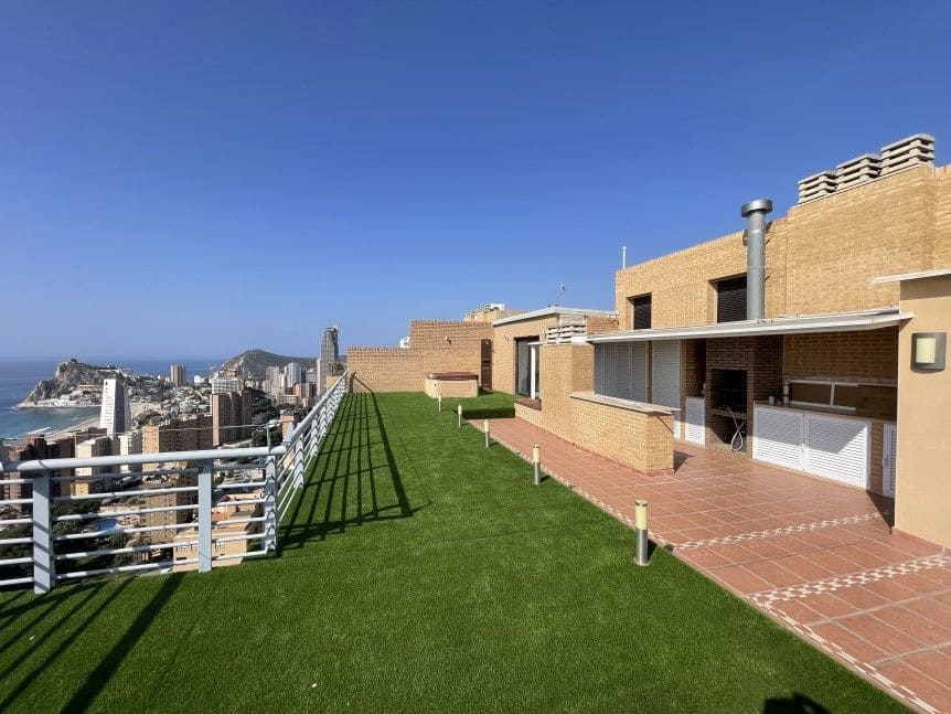 4 soverom Penthouse til salgs i Benidorm med svømmebasseng garasje - € 1 450 000 (Ref: 9877921)