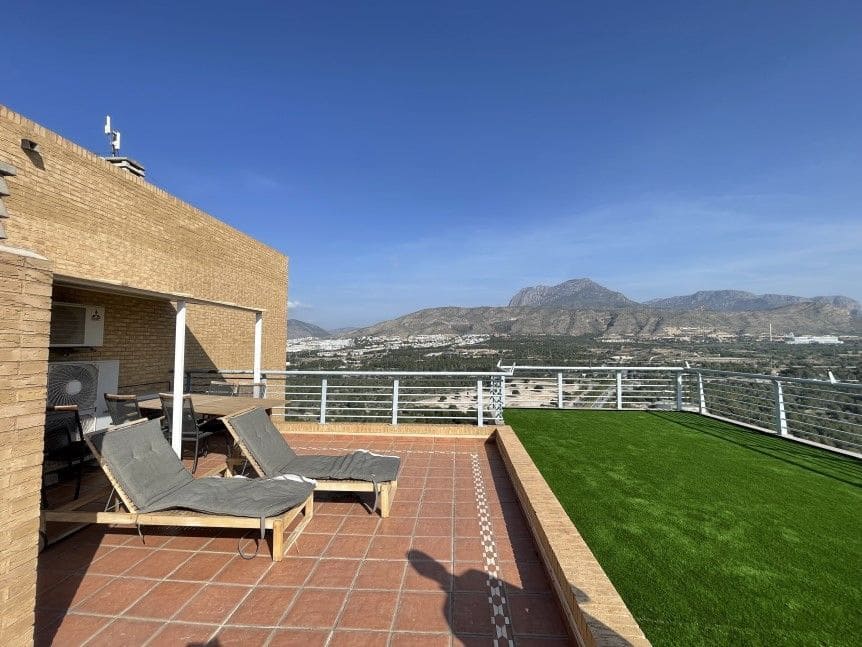 4 soverom Penthouse til salgs i Benidorm med svømmebasseng garasje - € 1 450 000 (Ref: 9877921)