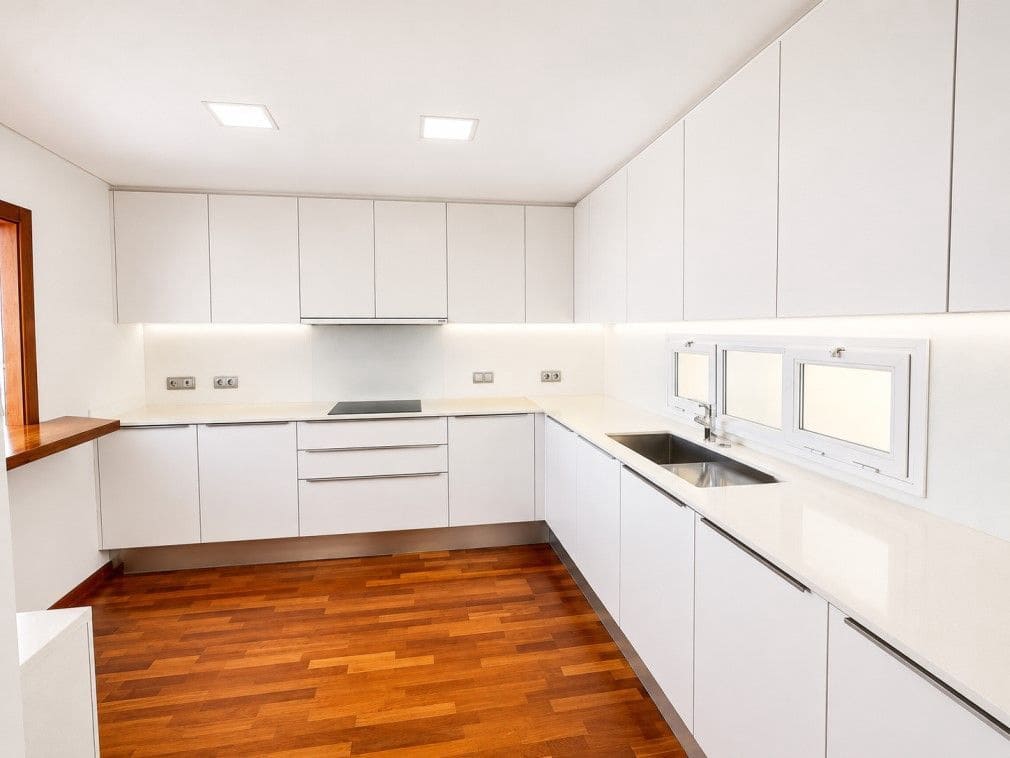 3 sypialnia Apartament na sprzedaż w Altea z basenem garażem - 990 000 € (Ref: 9902818)