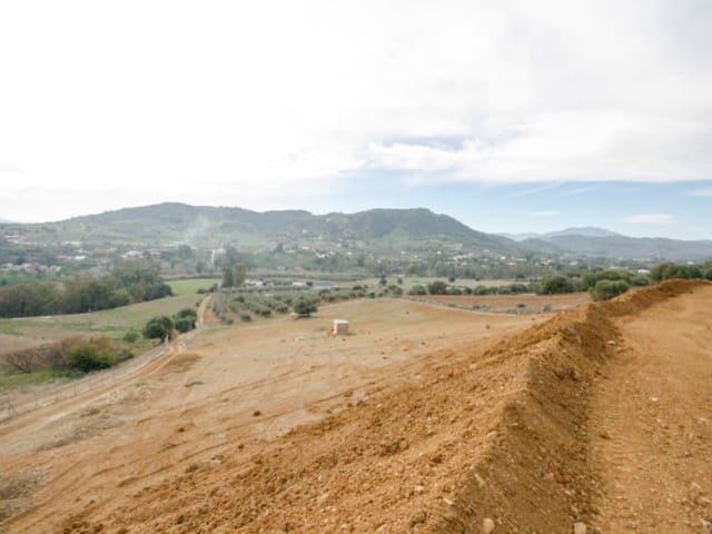 Finca/Landehus til salg i Coín - € 105.000 (Ref: 8082924)