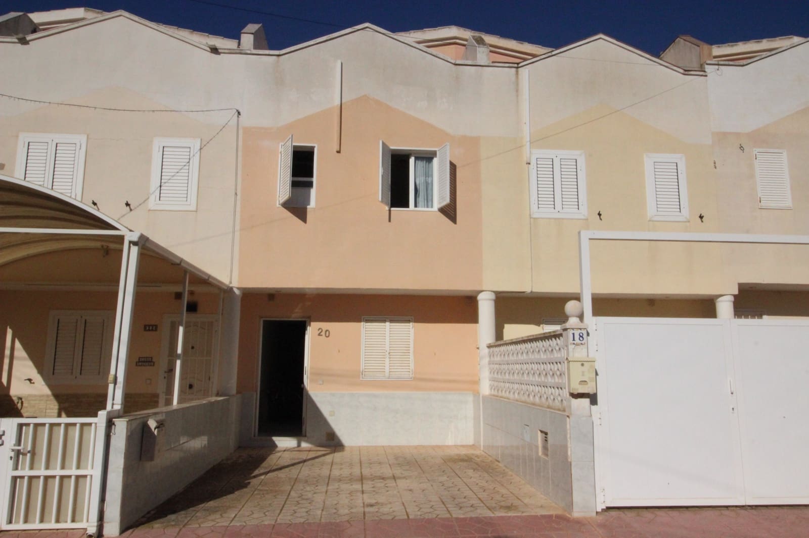 2 soveværelse Bungalow til salg i Guardamar del Segura med swimmingpool - € 265.000 (Ref: 9847699)