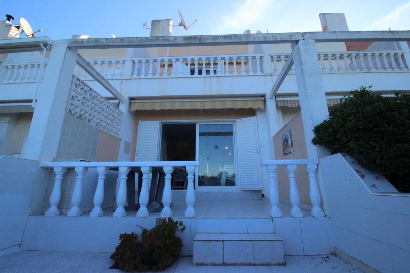 2 soveværelse Bungalow til salg i Guardamar del Segura med swimmingpool - € 265.000 (Ref: 9847699)