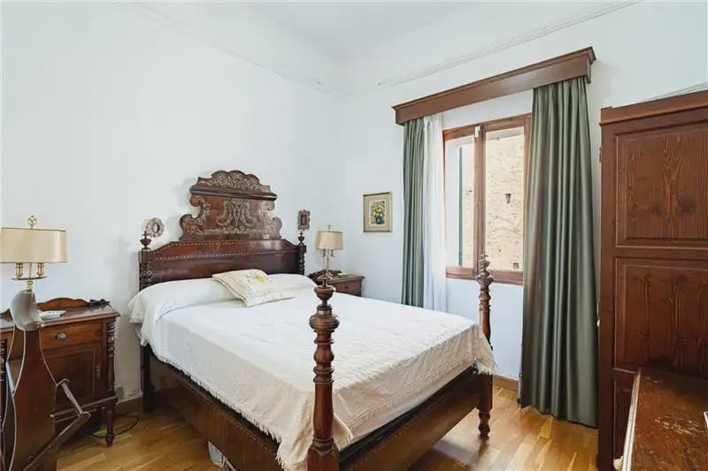 3 bedroom Flat for sale in Palma de Mallorca with garage - € 965,000 (Ref: 10113307)