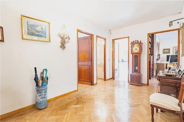 3 slaapkamer Flat te koop in Plaça dels Patins, Palma de Mallorca met garage - € 965.000 (Ref: 10113307)