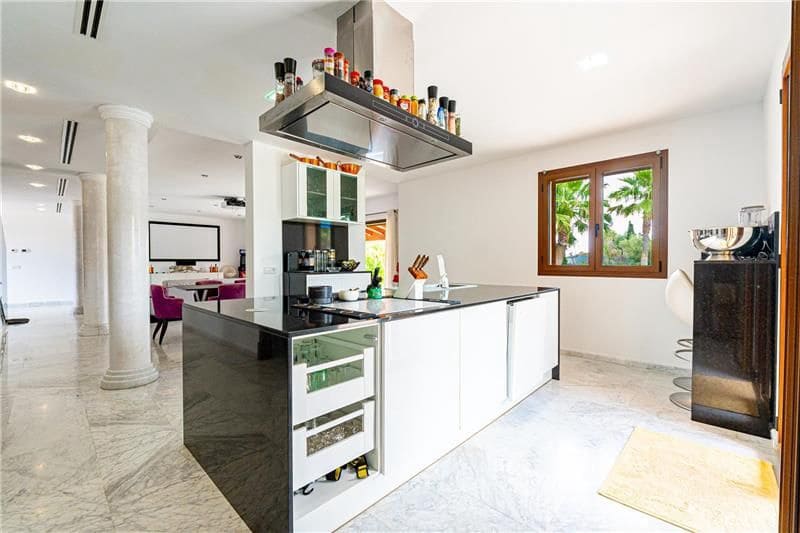 4 soveværelse Villa til leje i Santa Eugenia med swimmingpool - € 7.000 (Ref: 7721199)