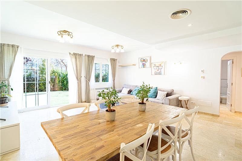 4 makuuhuone Rivitalo myytävänä paikassa Calvia mukana 
autotalli - 970 000 € (Ref: 9805364)