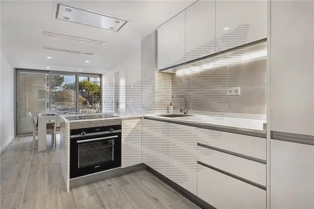 2 bedroom Flat for sale in L'Arenal, Palma de Mallorca with garage - € 643,000 (Ref: 9893318)