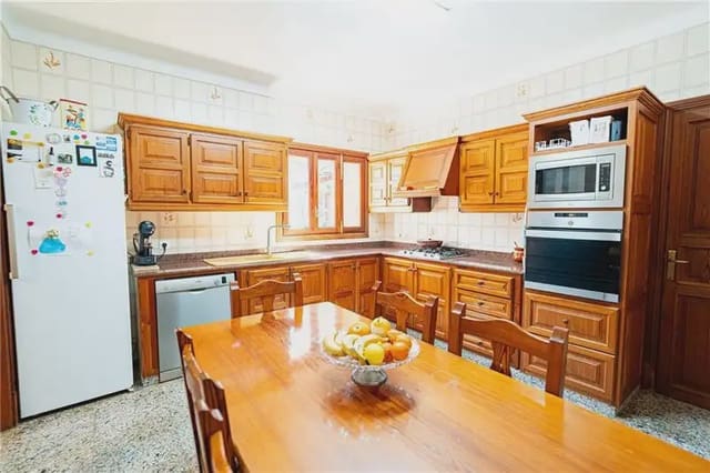6 bedroom Villa for sale in Santa María del Camí with pool garage - € 850,000 (Ref: 9893496)