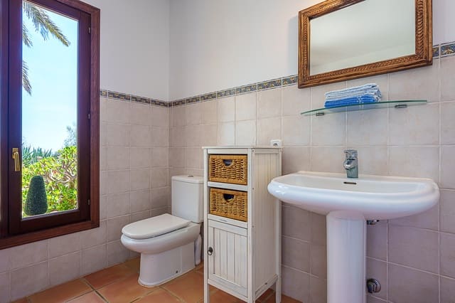 6 bedroom Villa for sale in Portocristo / Port de Manacor, Manacor with pool - € 1,750,000 (Ref: 8045176)