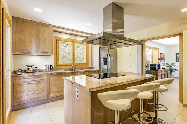 Chalet de 5 habitaciones en Cala Ratjada, Capdepera en venta con piscina garaje - 3.900.000 € (Ref: 8537570)