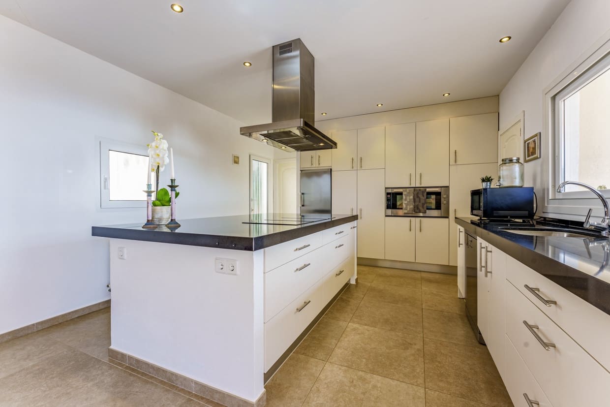 3 soveværelse Villa til salg i Costa de los Pinos med swimmingpool garage - € 2.980.000 (Ref: 8765767)