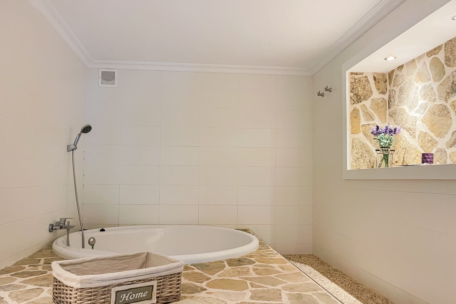 4 bedroom Villa for rent in Font de Sa Cala / Font de La Cala with pool - € 3,400 (Ref: 9263012)