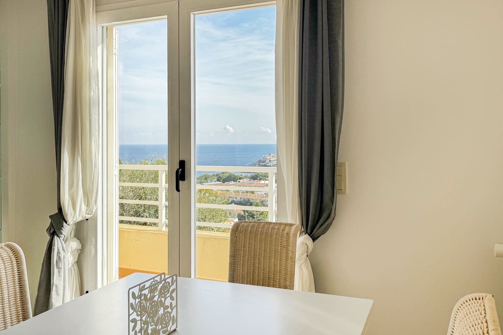 2 bedroom Apartment for rent in Font de Sa Cala / Font de La Cala - € 1,400 (Ref: 9571608)