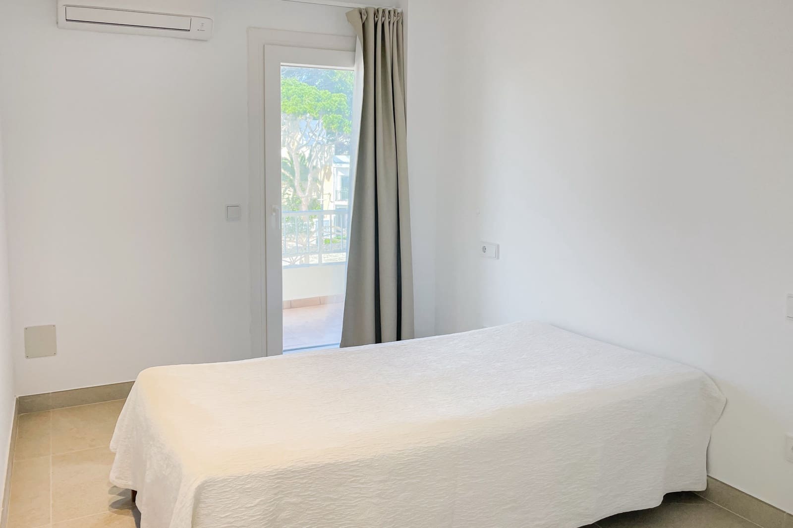 3 bedroom Apartment for rent in Cala Ratjada - € 2,500 (Ref: 9714085)