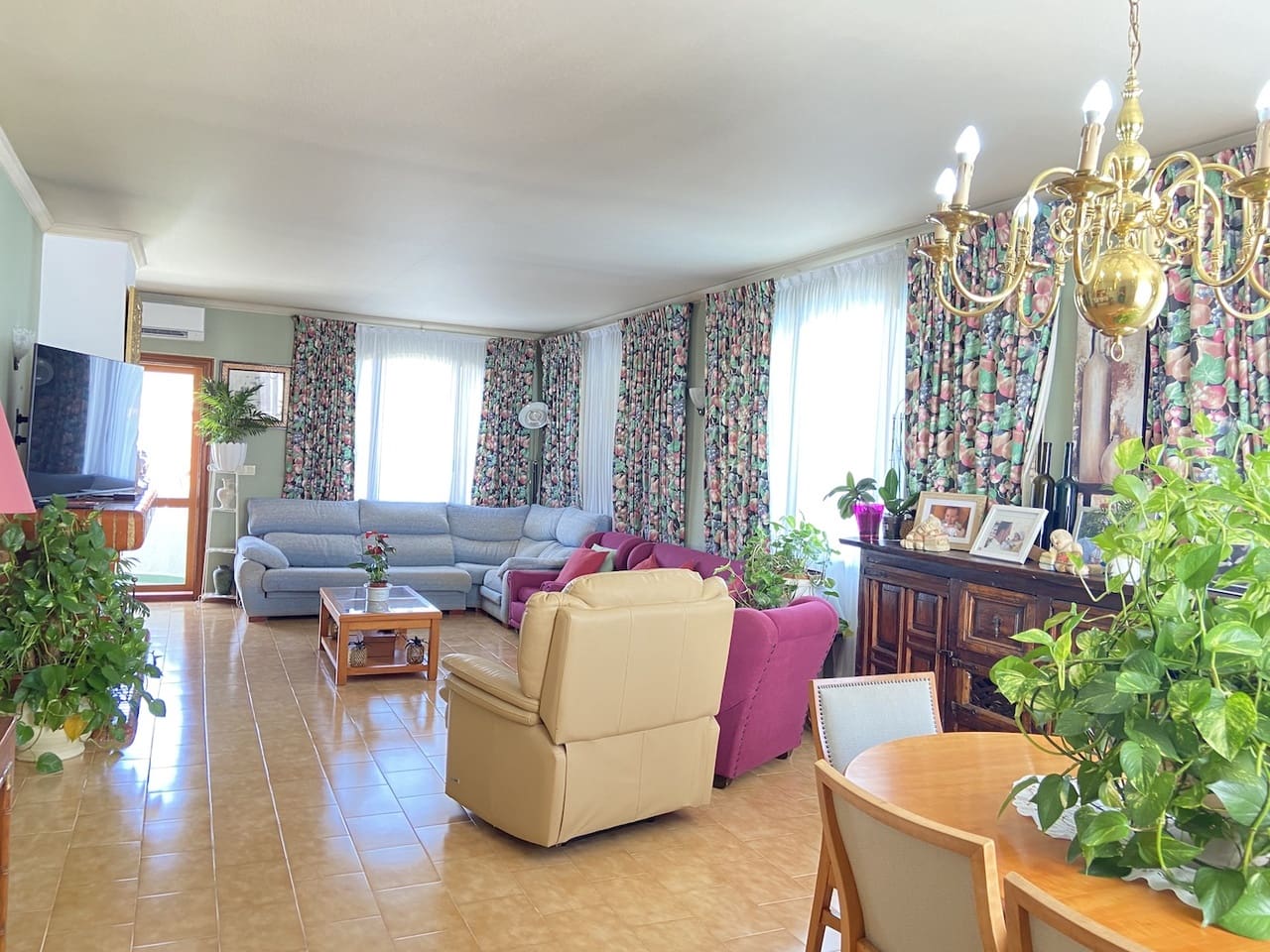 8 bedroom Villa for sale in Abdet with pool garage - € 550,000 (Ref: 7296872)