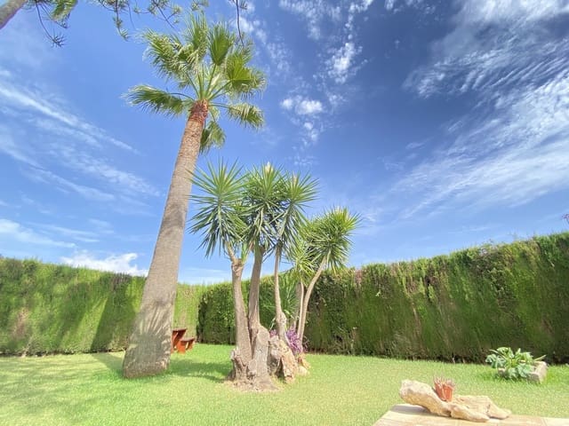 8 bedroom Villa for sale in Abdet, Confrides with pool garage - € 550,000 (Ref: 7296872)