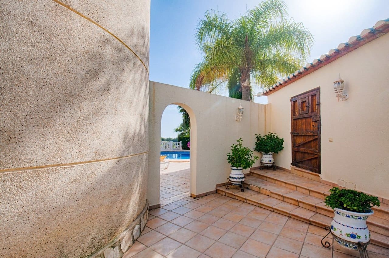 4 bedroom Villa for sale in Benissa with pool - € 1,050,000 (Ref: 7296881)