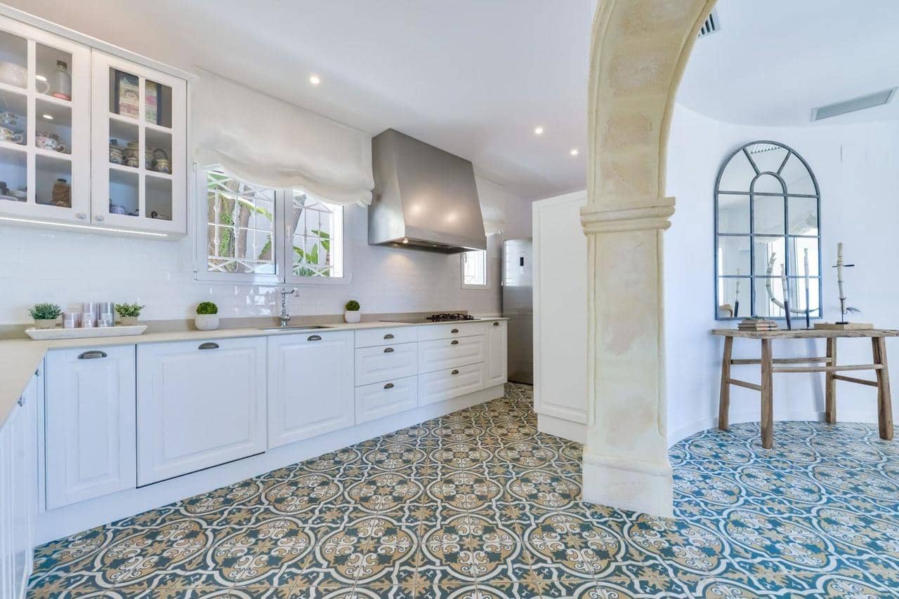 5 bedroom Villa for sale in Altea with pool - € 1,700,000 (Ref: 7400201)