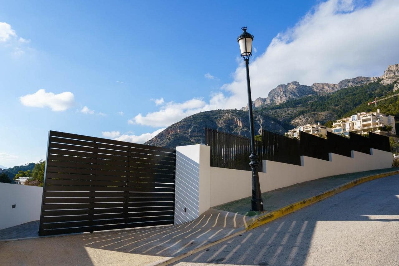 4 bedroom Villa for sale in Altea with pool - € 1,700,000 (Ref: 7426924)