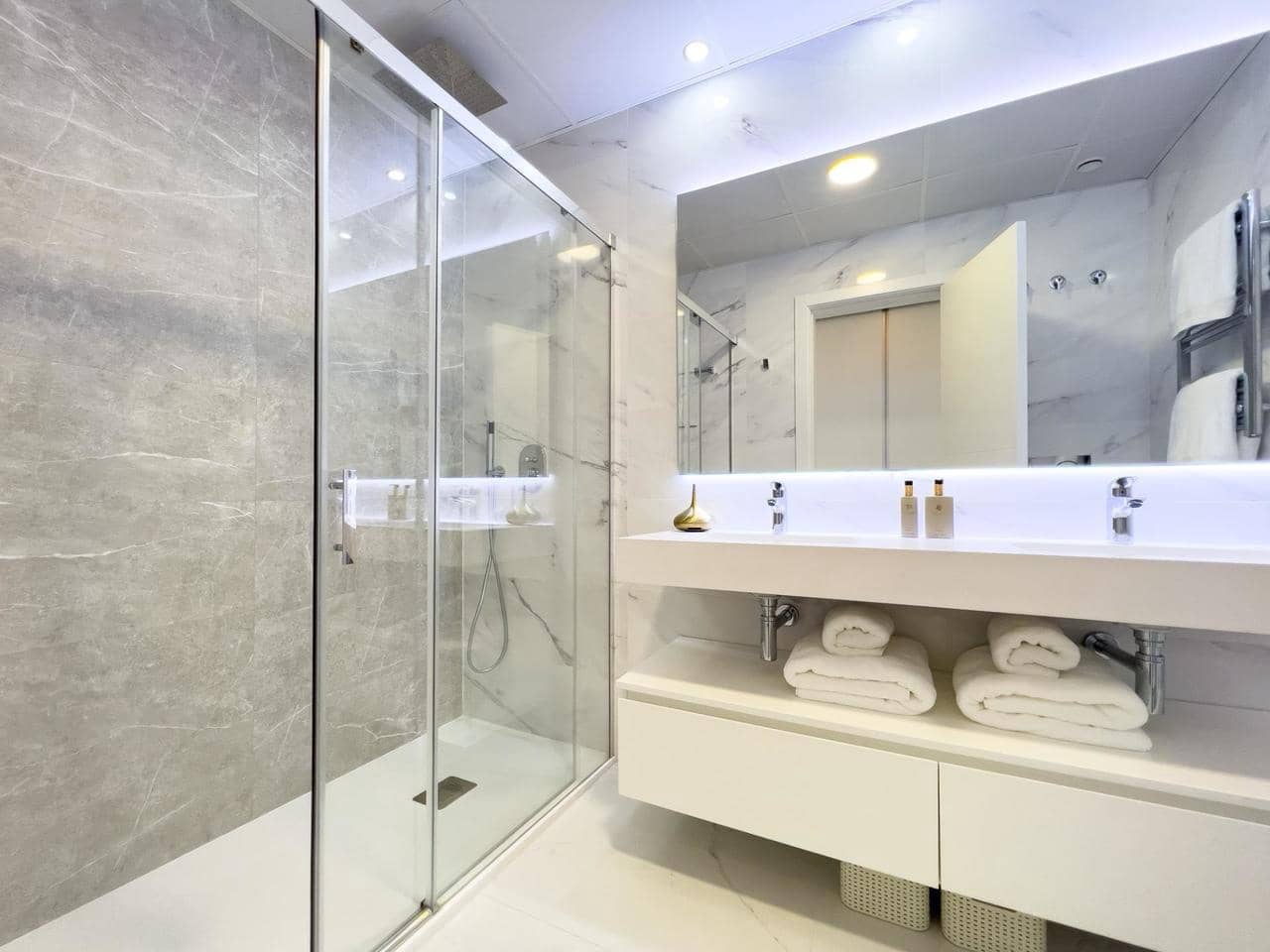 3 soveværelse Lejlighed til salg i Benidorm med swimmingpool - € 895.000 (Ref: 7774848)