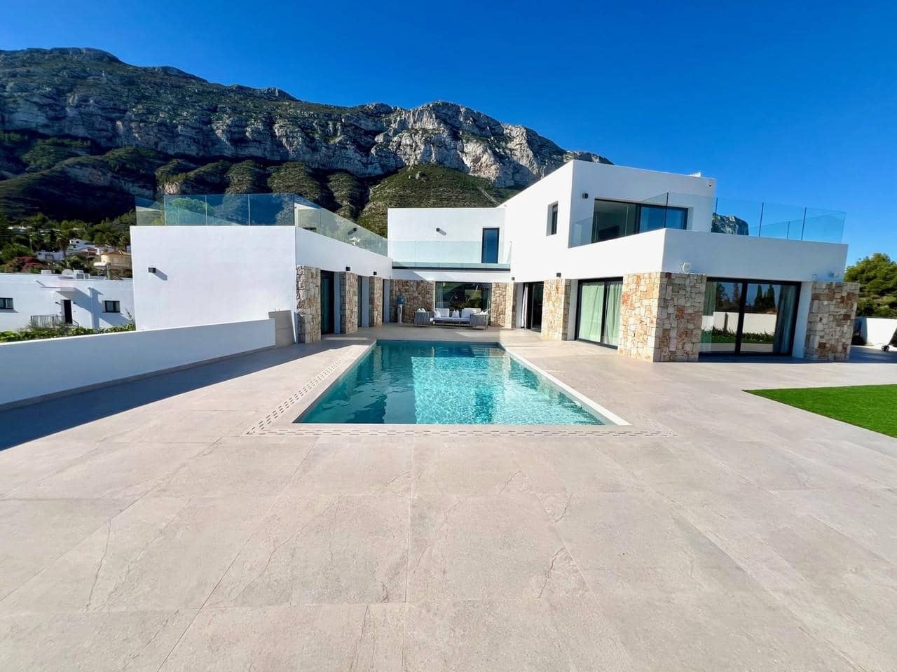 4 bedroom Villa for sale in Denia - € 1,795,000 (Ref: 8566369)