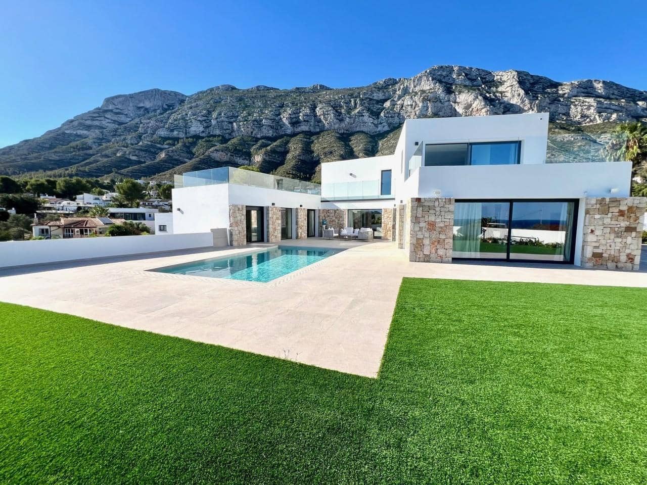 4 bedroom Villa for sale in Denia - € 1,795,000 (Ref: 8566369)