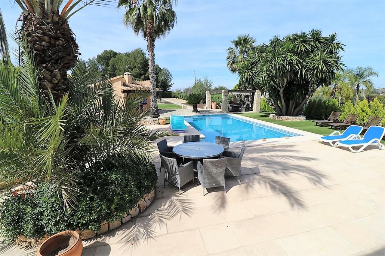 4 soveværelse Finca/Landehus til salg i La Sella med swimmingpool - € 890.000 (Ref: 9378715)