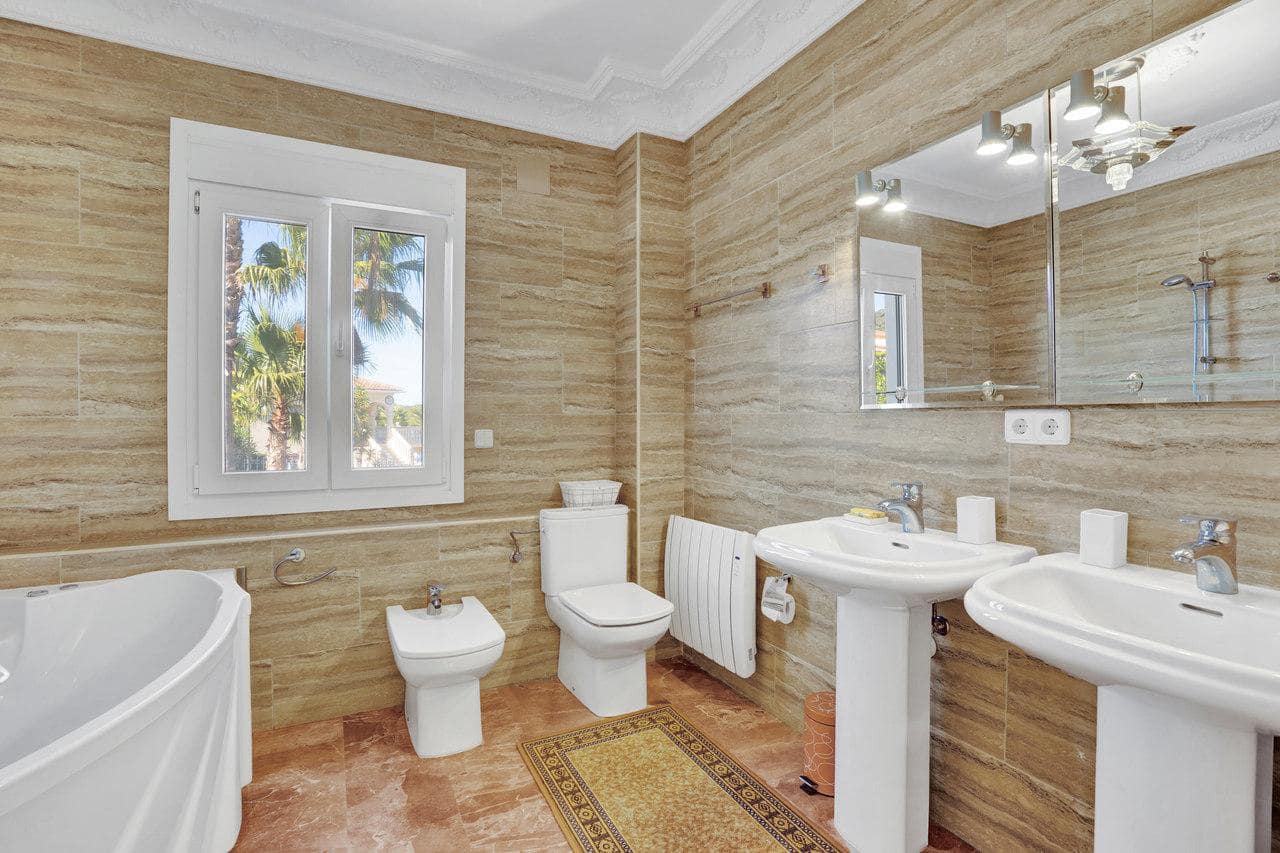 6 bedroom Villa for sale in Denia - € 1,290,000 (Ref: 9426864)