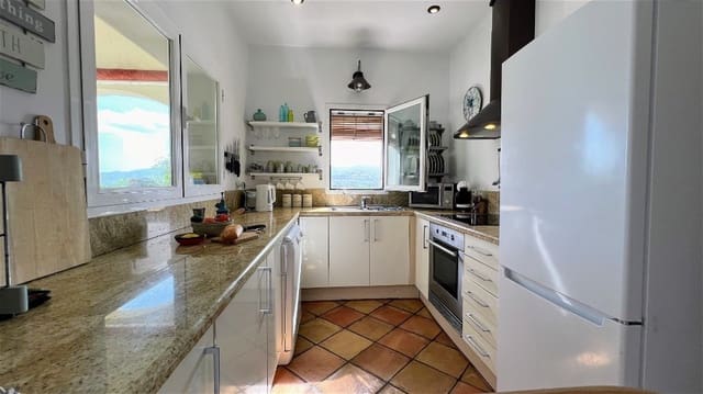 3 Zimmer Villa zu verkaufen in Orba mit Pool - 385.000 € (Ref: 9475517)