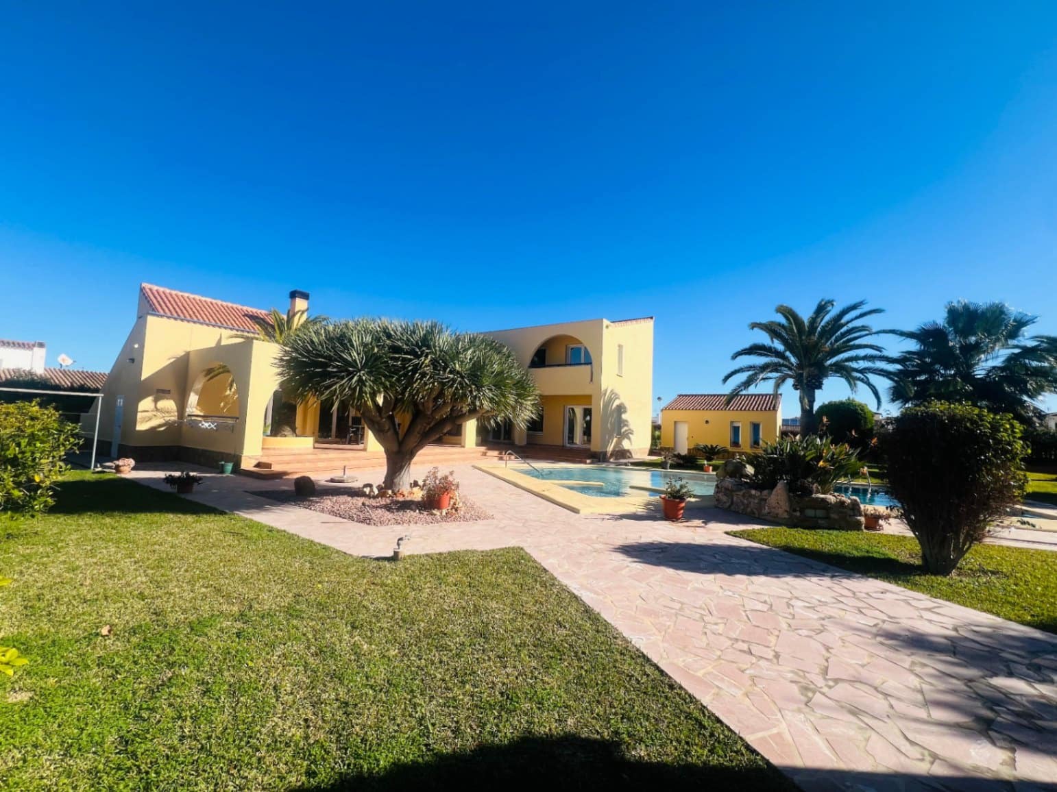 3 bedroom Villa for sale in Denia with pool - € 848,000 (Ref: 9537190)