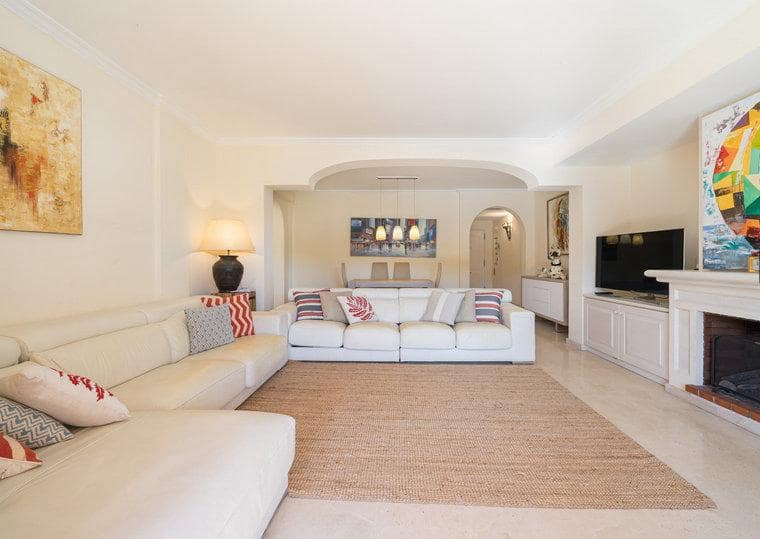 2 bedroom Apartment for sale in Bendinat with pool garage - € 975,000 (Ref: 9740081)