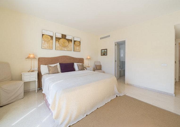 2 bedroom Apartment for sale in Bendinat with pool garage - € 975,000 (Ref: 9740081)