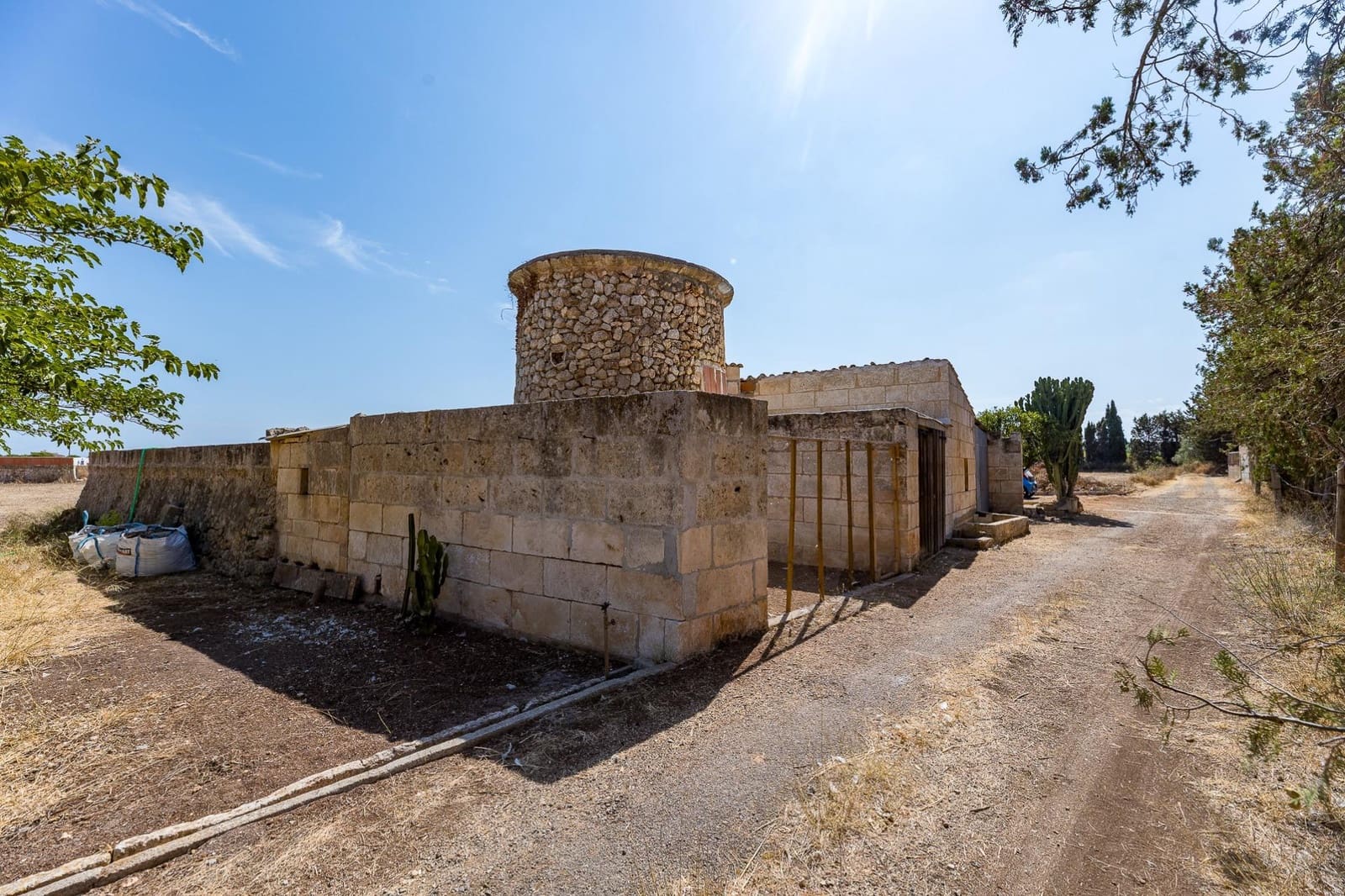 Commercial for sale in Muro - € 480,000 (Ref: 10013337)