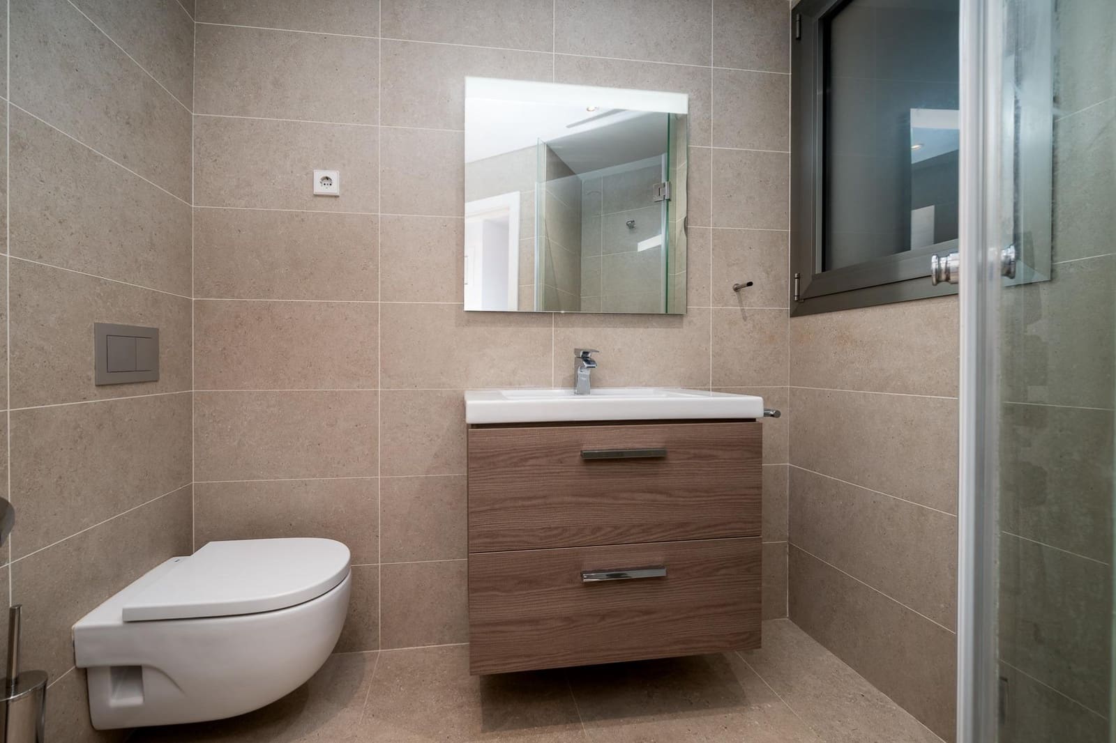 2 sypialnia Dom szeregowy do wynajęcia w Genova z garażem - 1 650 € (Ref: 9571085)