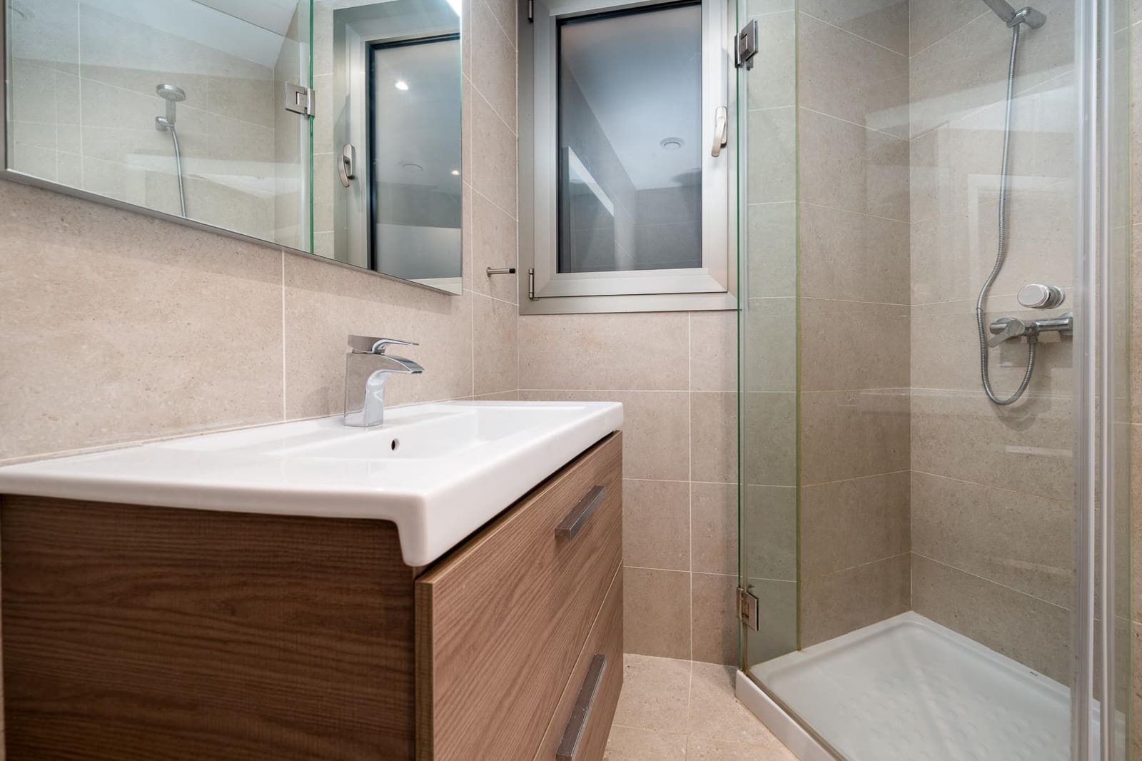 2 sypialnia Dom szeregowy do wynajęcia w Genova z garażem - 1 650 € (Ref: 9571085)