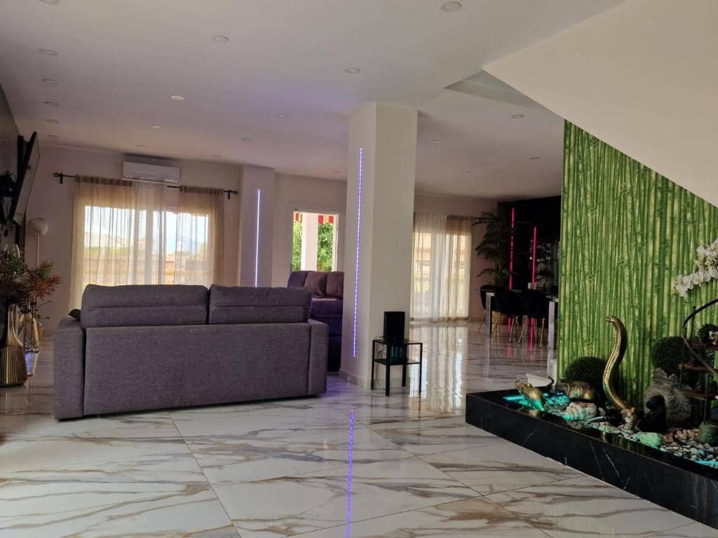5 Zimmer Villa zu vermieten in Alhaurin de la Torre mit Pool Garage - 3.500 € (Ref: 10044422)