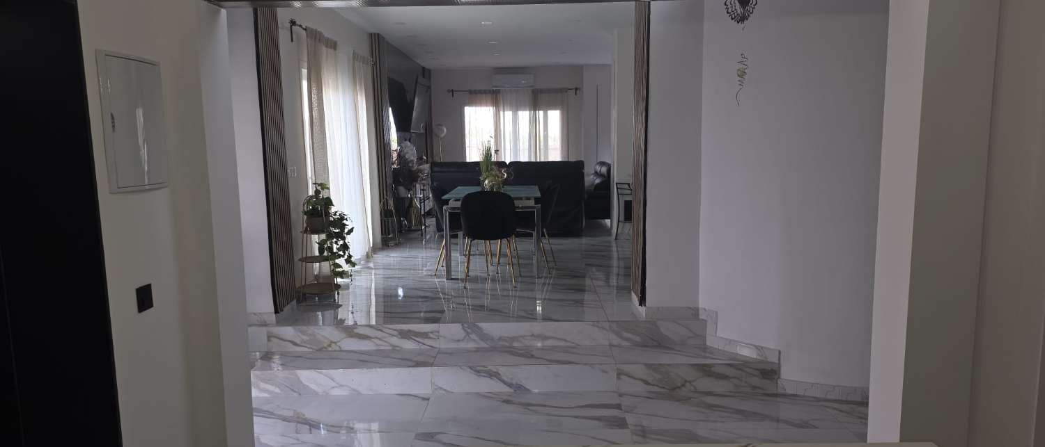 5 Zimmer Villa zu vermieten in Alhaurin de la Torre mit Pool Garage - 3.500 € (Ref: 10044422)