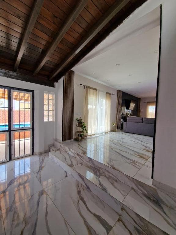 5 Zimmer Villa zu vermieten in Alhaurin de la Torre mit Pool Garage - 3.500 € (Ref: 10044422)