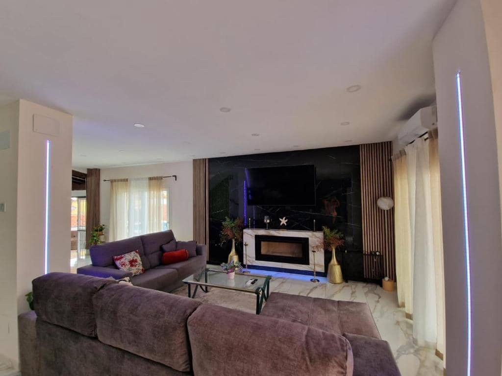5 Zimmer Villa zu vermieten in Alhaurin de la Torre mit Pool Garage - 3.500 € (Ref: 10044422)