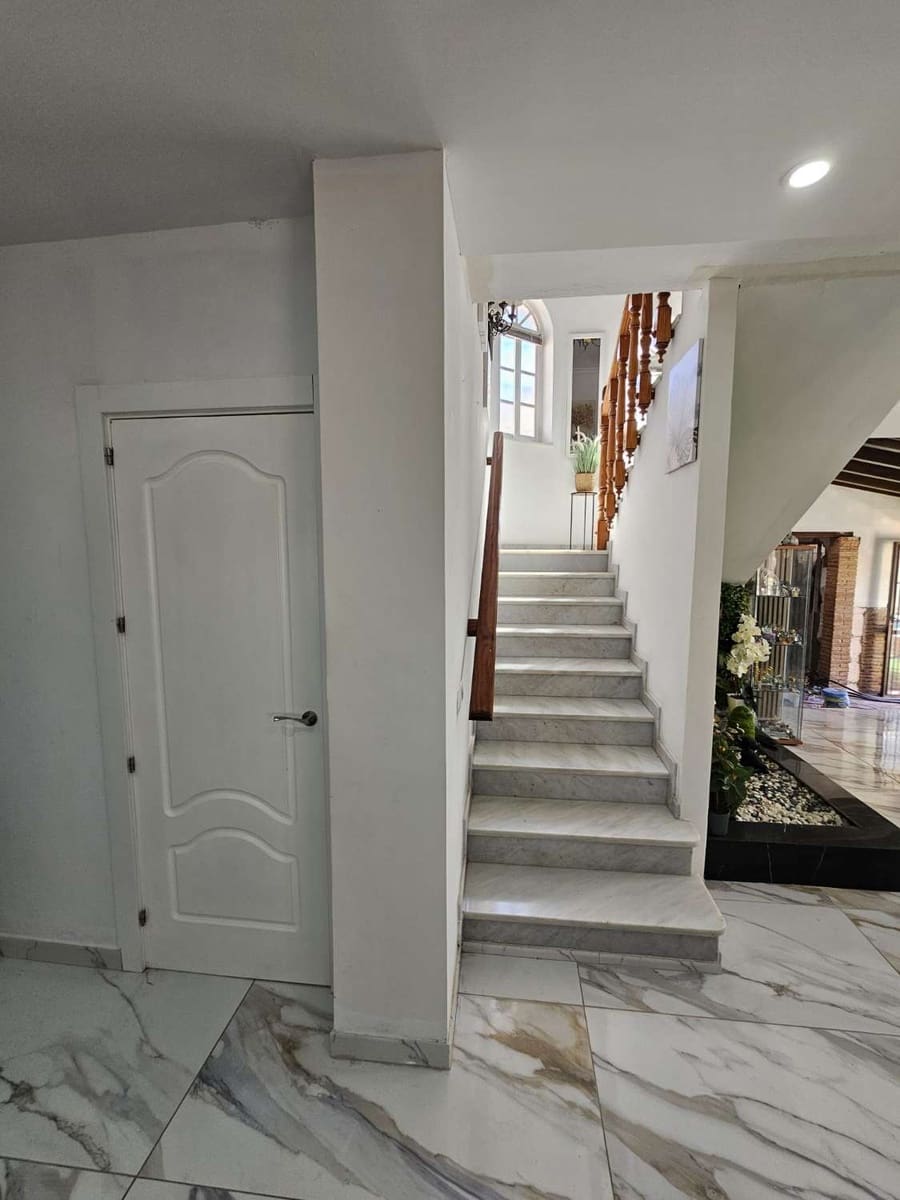 5 Zimmer Villa zu vermieten in Alhaurin de la Torre mit Pool Garage - 3.500 € (Ref: 10044422)