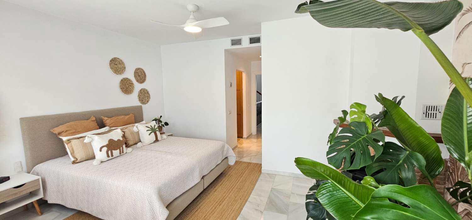 2 soverom Rekkehus til leie i Alhaurin de la Torre med svømmebasseng garasje - € 2 290 (Ref: 10048695)