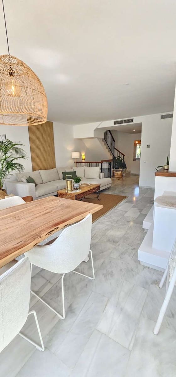 2 soverom Rekkehus til leie i Alhaurin de la Torre med svømmebasseng garasje - € 2 290 (Ref: 10048695)