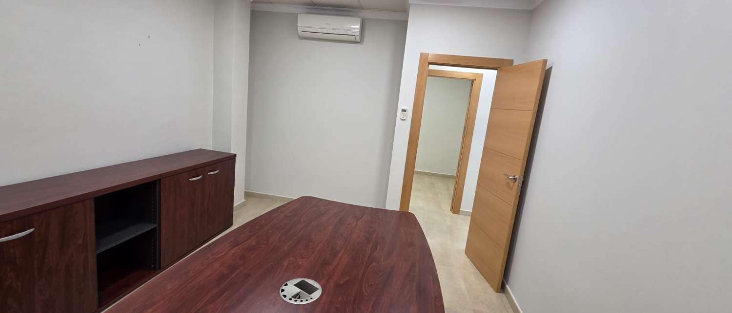 Commercieel te huur in Alhaurin de la Torre - € 1.950 (Ref: 10157187)
