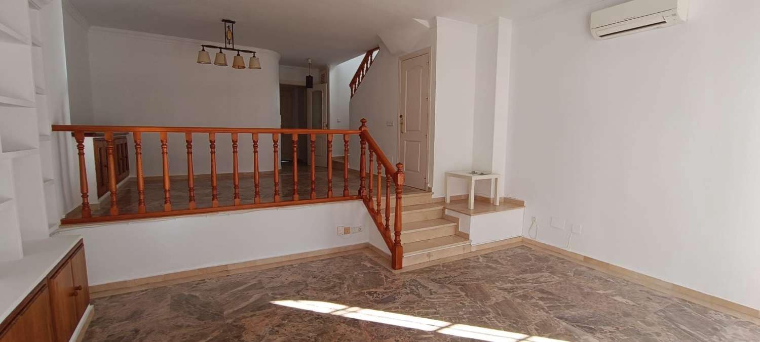 3 makuuhuone Paritalo vuokrattavana paikassa Alhaurin de la Torre mukana uima-altaan 
autotalli - 1 900 € (Ref: 6974264)