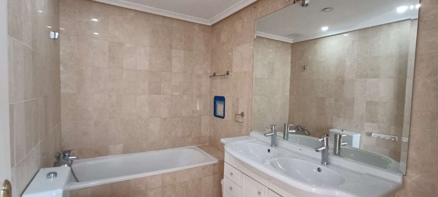 3 makuuhuone Paritalo vuokrattavana paikassa Alhaurin de la Torre mukana uima-altaan 
autotalli - 1 900 € (Ref: 6974264)