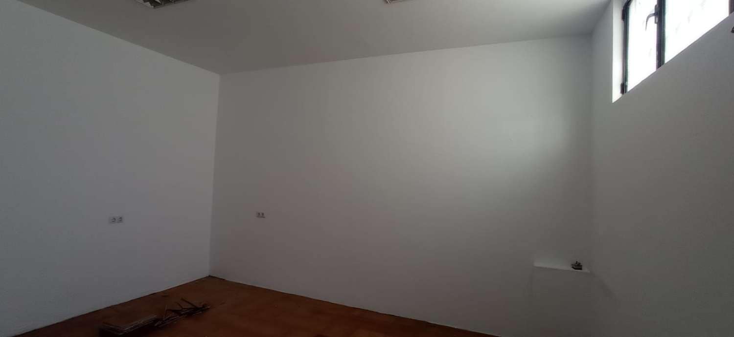 Commercial for sale in Alhaurin de la Torre - € 180,000 (Ref: 7837589)
