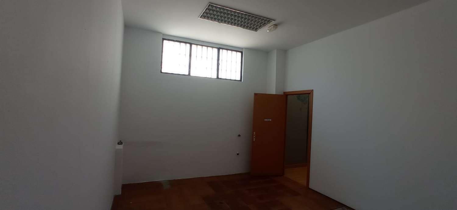 Commercial for sale in Alhaurin de la Torre - € 180,000 (Ref: 7837589)