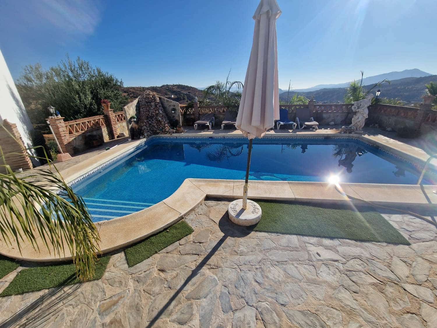 4 soveværelse Villa til salg i Guaro med swimmingpool - € 525.000 (Ref: 8522737)